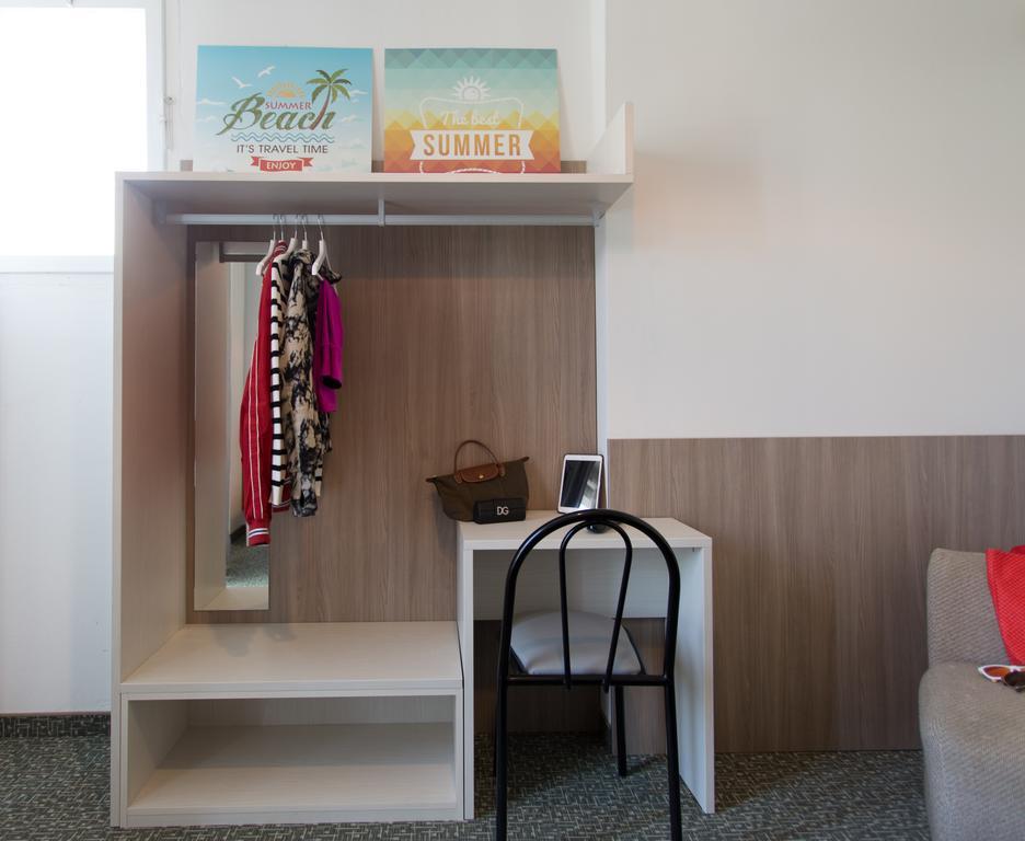 Byron Light Hotel Riccione Buitenkant foto