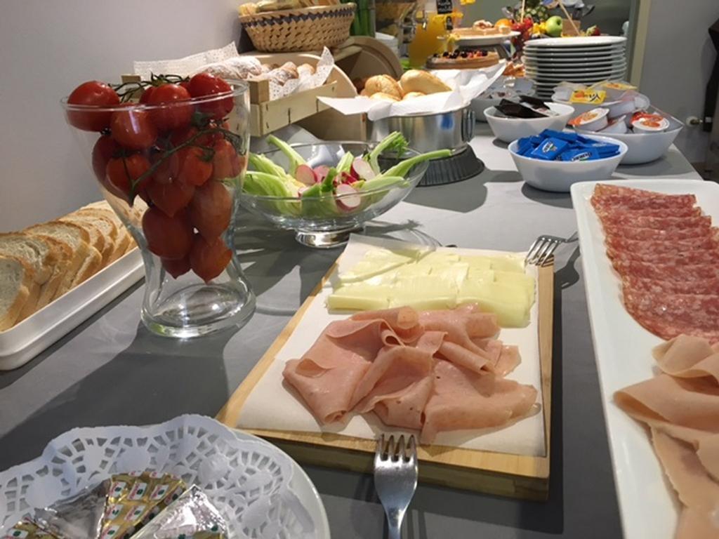 Byron Light Hotel Riccione Buitenkant foto